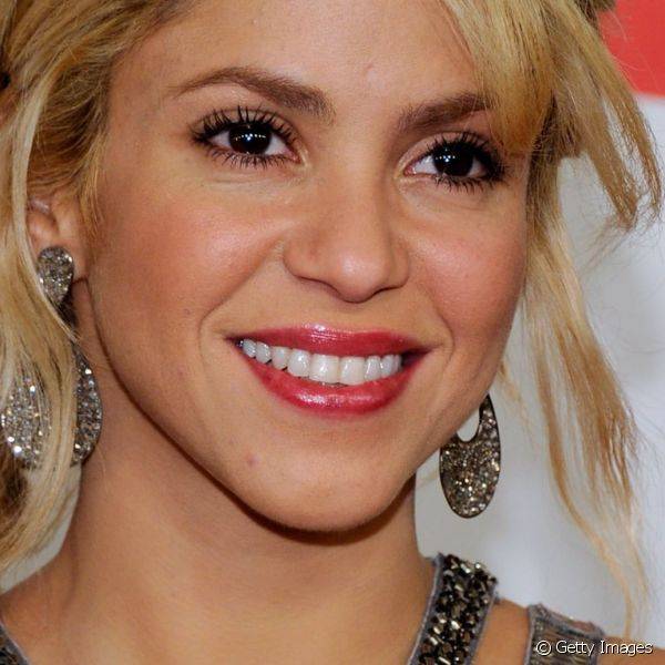 O batom cor de boca com brilho discreto foi a op??o de Shakira para participar do Latin Recording Academy Person Of The Year